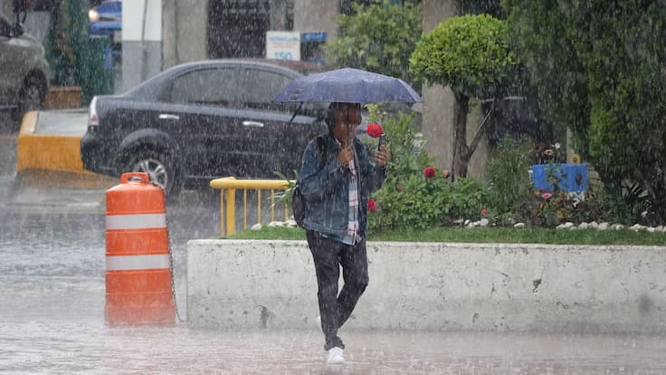 ¡Saca el paraguas! Llueve en la CDMX; provoca baja temperatura y tránsito lento