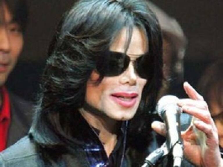 Médico forense regresa por evidencias a casa de Jackson