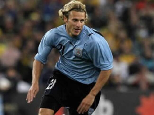 Forlán pone adelante a Uruguay 1-0