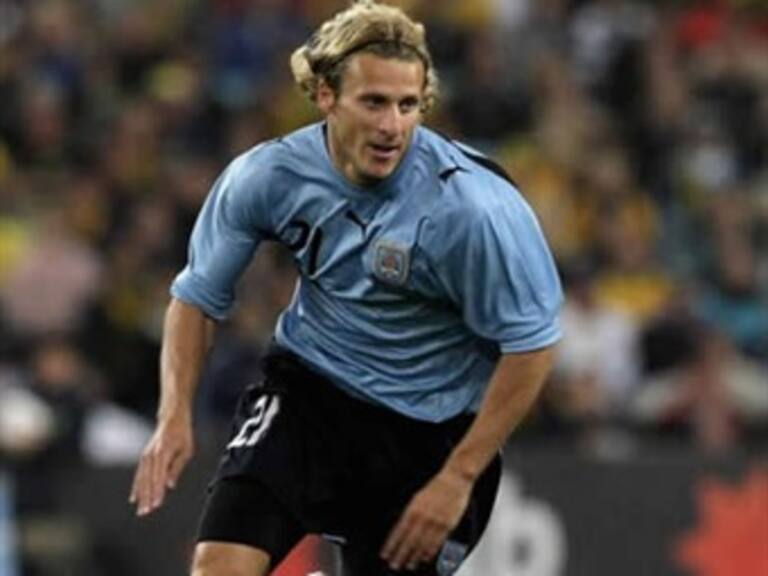 Forlán pone adelante a Uruguay 1-0