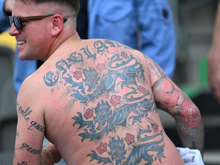 Un aficionado de Inglaterra tiene tatuado el escudo de la selección en su espalda.
