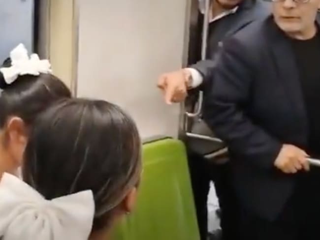 Policías esposan a jovencitas en el metro por quedarse dormidas |VIDEO
