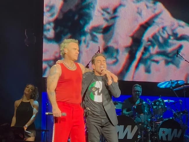 Robbie Williams sorprende en CDMX con Omar Chaparro durante “Better Man”