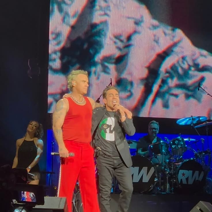 Robbie Williams sorprende en CDMX con Omar Chaparro durante “Better Man”