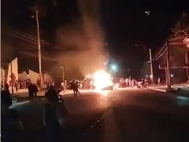 Cuba arde, manifestantes queman sede del PCC. Es comprensible su malestar, afirma Díaz-Canel