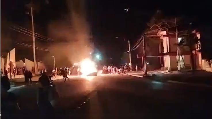 Cuba arde, manifestantes queman sede del PCC. Es comprensible su malestar, afirma Díaz-Canel