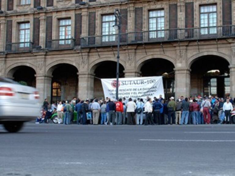 Se concentran manifestantes en el Zócalo capitalino
