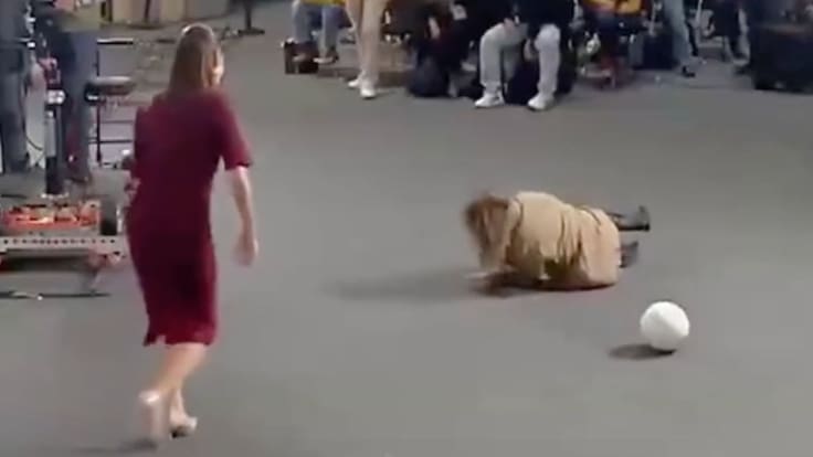 Reportera se cae durante la Mañanera al intentar atrapar un balón lanzado por Sheinbaum |VIDEO
