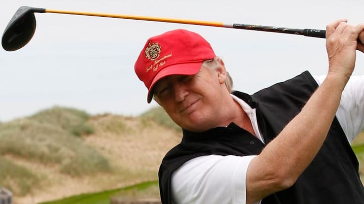 Donald Trump golpeó a Hillary Clinton jugando golf