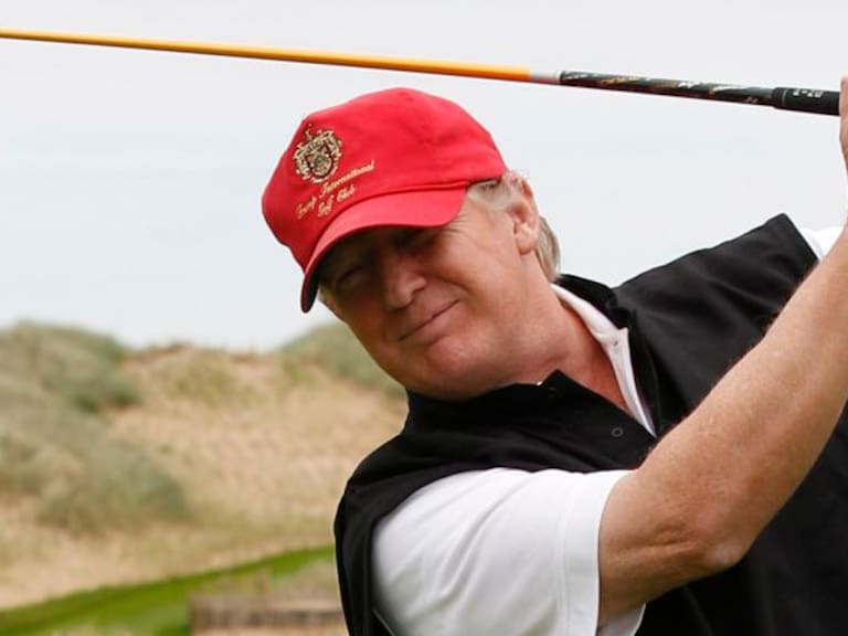 Donald Trump golpeó a Hillary Clinton jugando golf