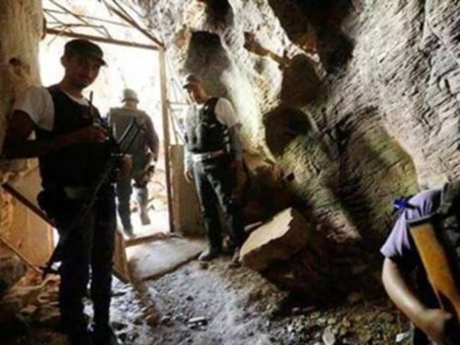 Conoce la cueva de 'La Tuta' en 'Noticias W' con Enrique Hernández