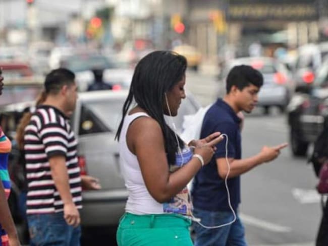 Conoce la ciudad que te prohíbe caminar mientras chateas en tu celular