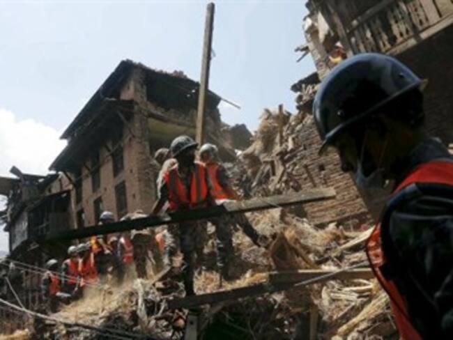 Asciende a 6 mil el número muertos por sismo en Nepal