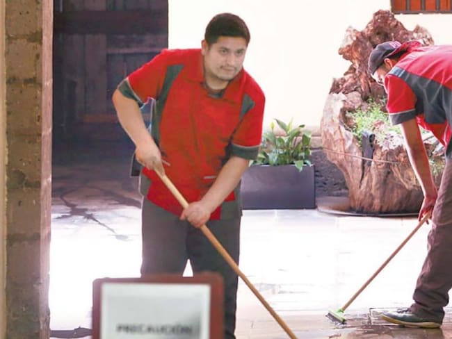 Señalan a IMSS - Bienestar de imponer a empresa de limpieza