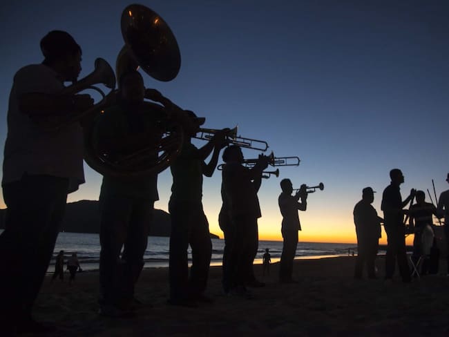 Entierran y olvidan a joven después de la fiesta en la playa