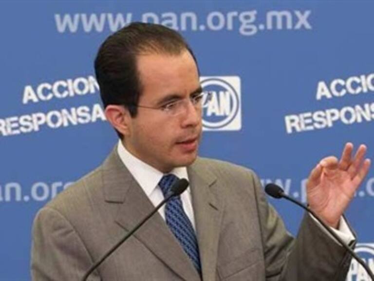 Llaman 'mariquita' a César Nava