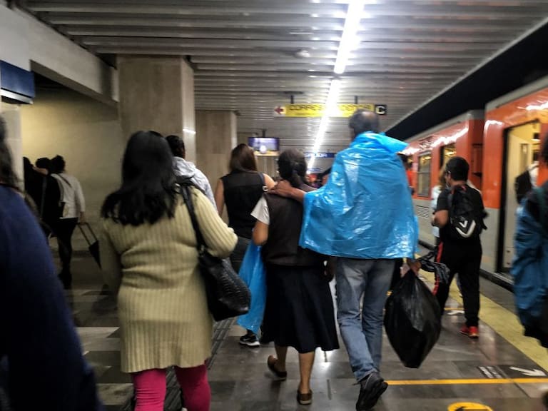 Para-metro; se le cae el paraguas a las vías y provoca cortocircuito