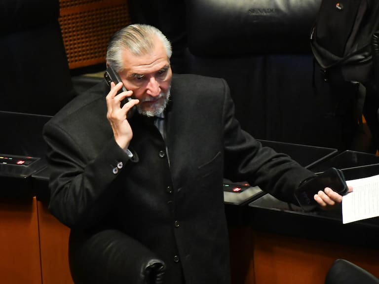 En medio de la polémica por su visa, Adán Augusto López reaparece en la Comisión Permanente