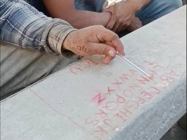 Albañil le enseña el abecedario a su compañero y le promete que pronto aprenderá a leer |VIDEO