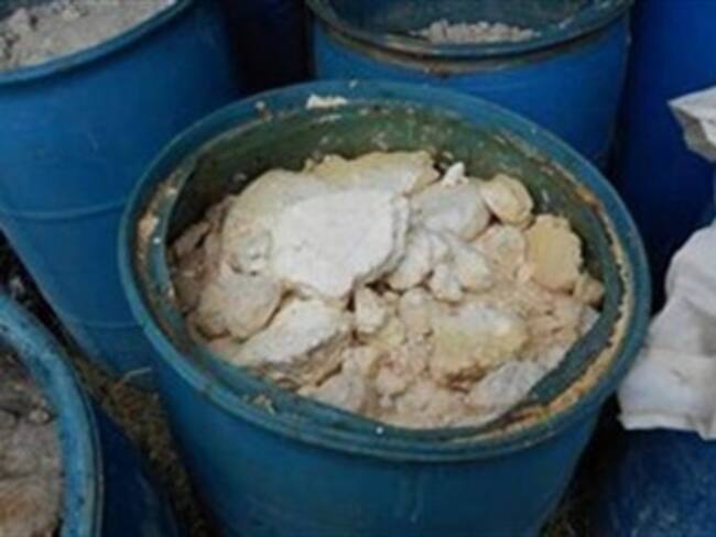 Encuentran laboratorio de drogas, autos y armas en inmuebles en Michoacán