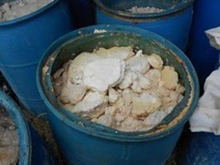 Encuentran laboratorio de drogas, autos y armas en inmuebles en Michoacán