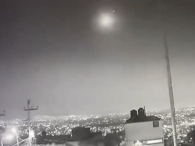 ¿Meteorito? Así se iluminó el cielo de CDMX y Edomex con un extraño estruendo | VIDEOS