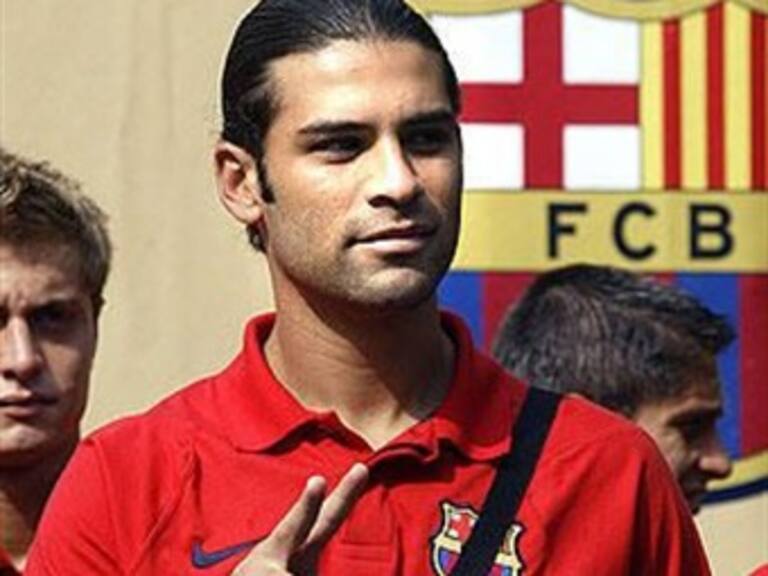 Posan Márquez y jugadores del Barça con los títulos del 'triplete'