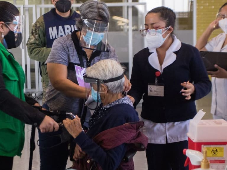 Detienen a dos por disfrazarse de ancianos y vacunarse en Coyoacán