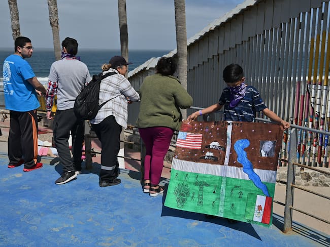 Activista cercano a Trump acusa a México de incentivar insurrección en EUA y pide cerrar consulados