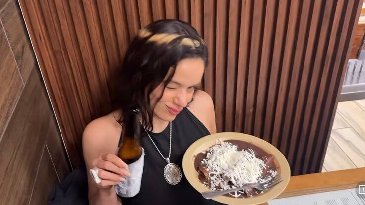 ¡Rosalía comió enfrijoladas en un famoso restaurante mexicano! La cantante disfrutó de un menú muy chilango