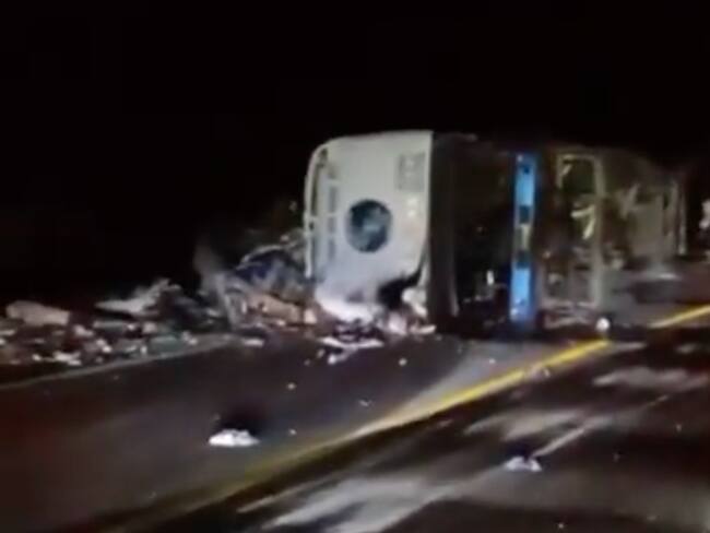 Volcadura de autobús en Oaxaca deja al menos 18 migrantes muertos | VIDEO