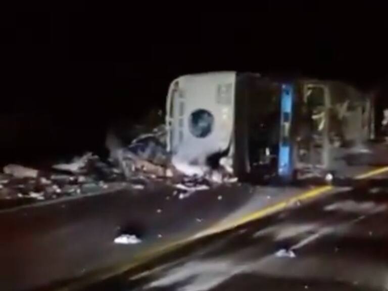 Volcadura de autobús en Oaxaca deja al menos 18 migrantes muertos | VIDEO