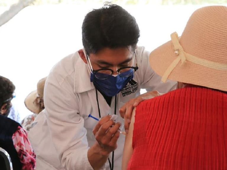 Gente vacunada debe continuar con medidas de protección: investigador UAM