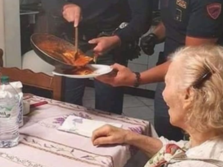 Policías le preparan la cena a una abuelita que estaba sola en casa