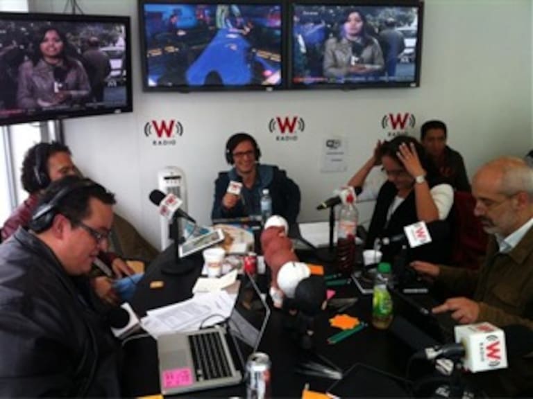 Provoca caos Gael García en stand de W Radio