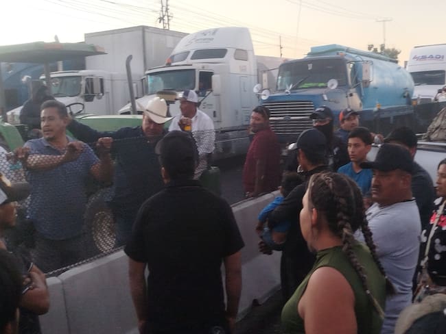 Persisten bloqueos carreteros en Guanajuato por protesta de agricultores