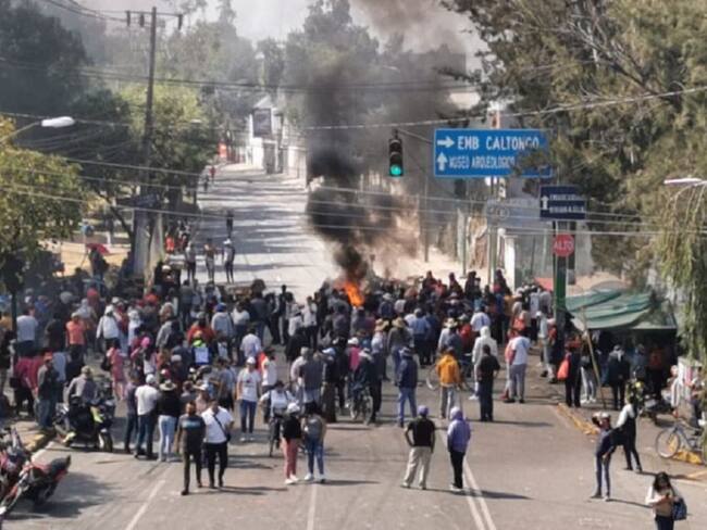 Policías retiran manifestantes que mantenían bloqueos en Xochimilco
