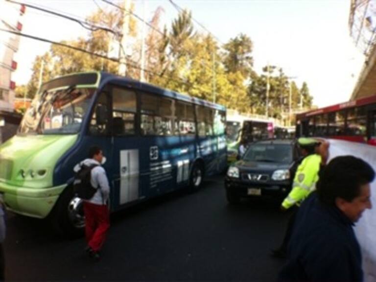 Bloquean transportistas lateral de Periférico Sur y Tláhuac