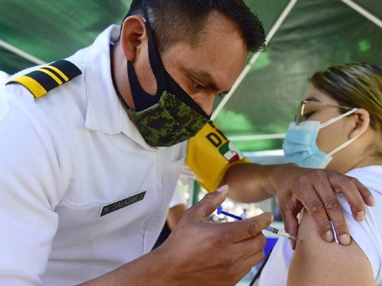 Reanudan vacunación contra COVID-19 en la Ciudad de México