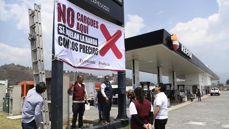 Gasolineras que elevan precios son exhibidas por Profeco con lonas que alertan a los consumidores
