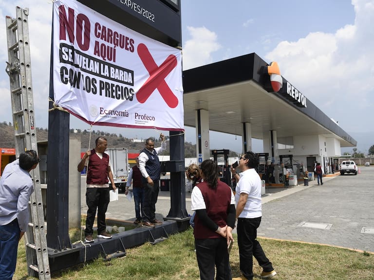 Profeco exhibe con lonas a gasolinerías que expenden diesel hasta en 31.99 pesos por litro