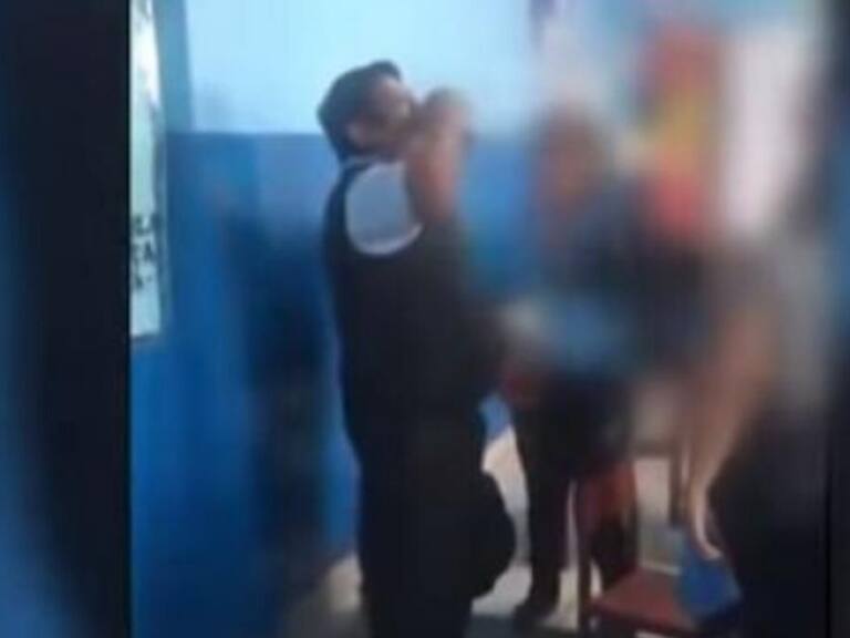 Captan a profesor ingiriendo alcohol con sus alumnos en el salon de clases