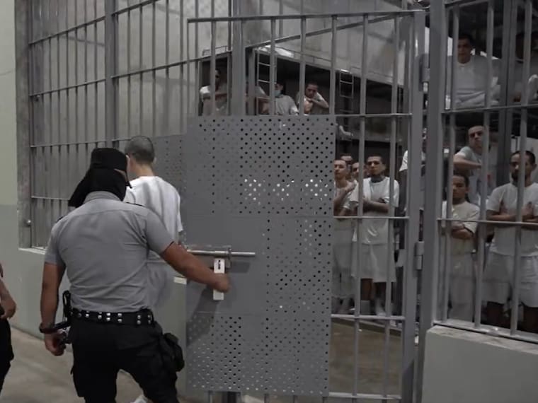 Dentro del CECOT, la cárcel de pandilleros de Bukele