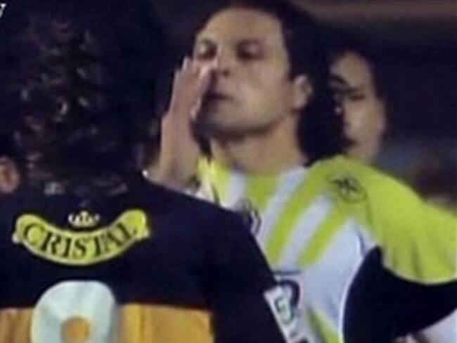 Suspende Conmebol a Héctor Reynoso por escupir a chileno