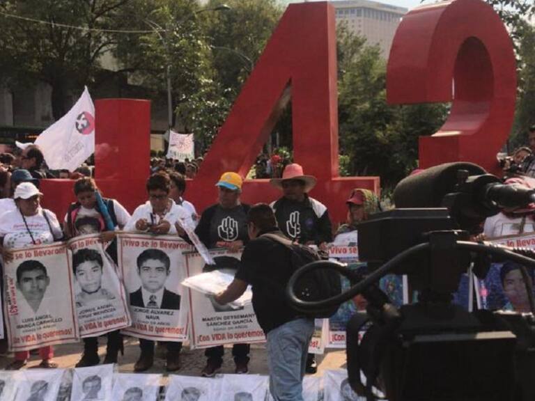 Conmemoración del caso Ayotzinapa acaba en destrozos