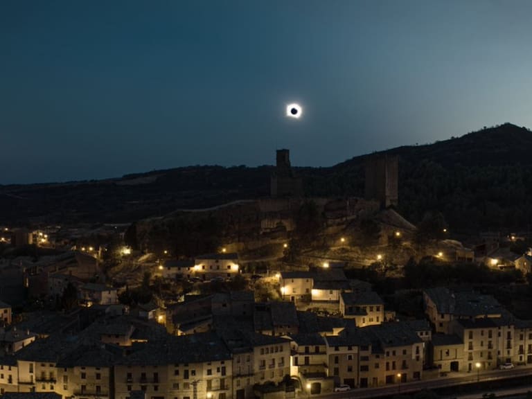 Así fue el eclipse solar 2026 en España. X-@Santiago_Arau