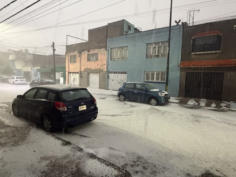 Iztacalco una de las alcaldías más afectadas por la lluvia y caída de granizo de esta tarde.