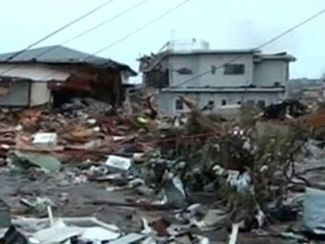 Sobrevuela primer ministro de Japón zonas afectadas por sismo