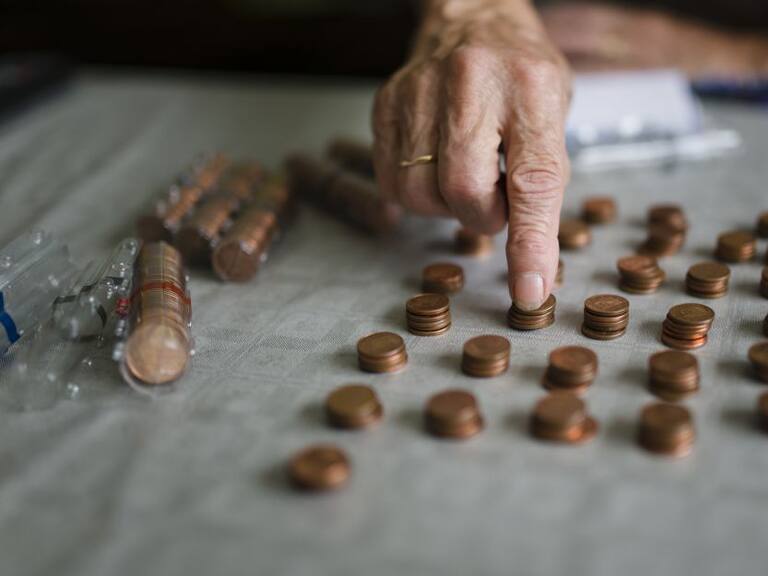 El sistema público de pensiones garantiza una pensión basada en la residencia en el país y no se necesitan contribuciones previas