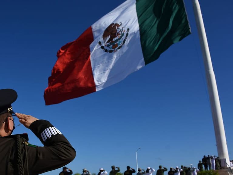 La bandera del Zócalo de Ciudad de México, ondea sobre un asta de 100 metros de altura y mide 50 metros de largo por 28.57 metros de ancho; sin embargo, no es la más grande del país